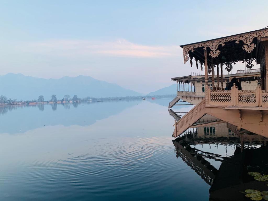 Yadgaar Houseboats Hotel Srinagar  Ngoại thất bức ảnh