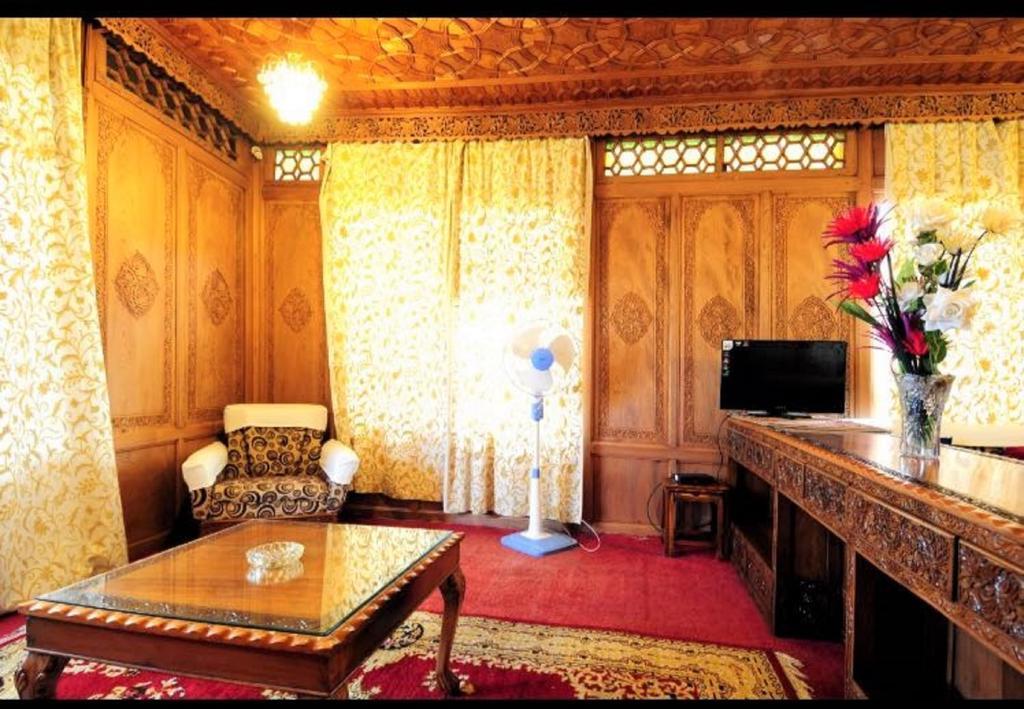 Yadgaar Houseboats Hotel Srinagar  Ngoại thất bức ảnh