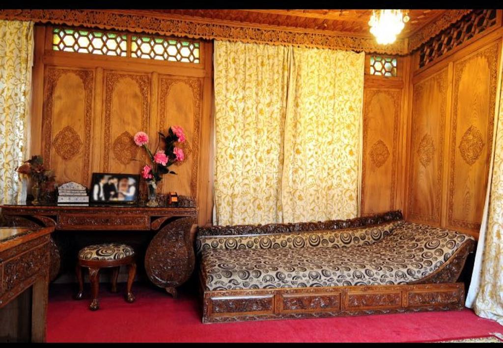 Yadgaar Houseboats Hotel Srinagar  Ngoại thất bức ảnh