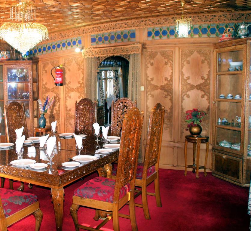 Yadgaar Houseboats Hotel Srinagar  Ngoại thất bức ảnh