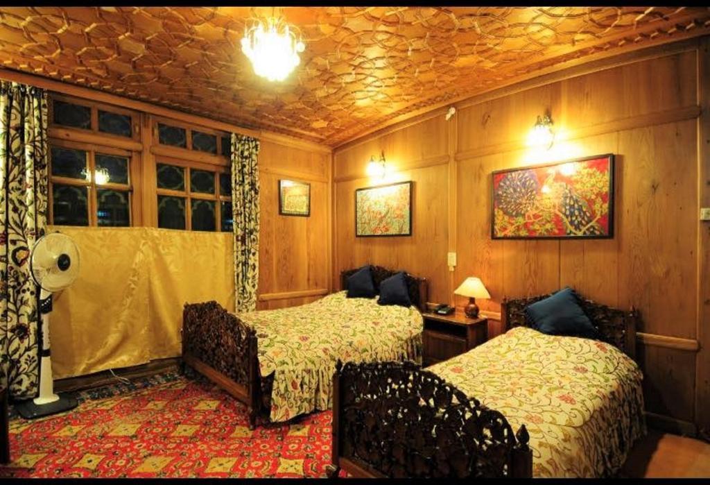 Yadgaar Houseboats Hotel Srinagar  Ngoại thất bức ảnh