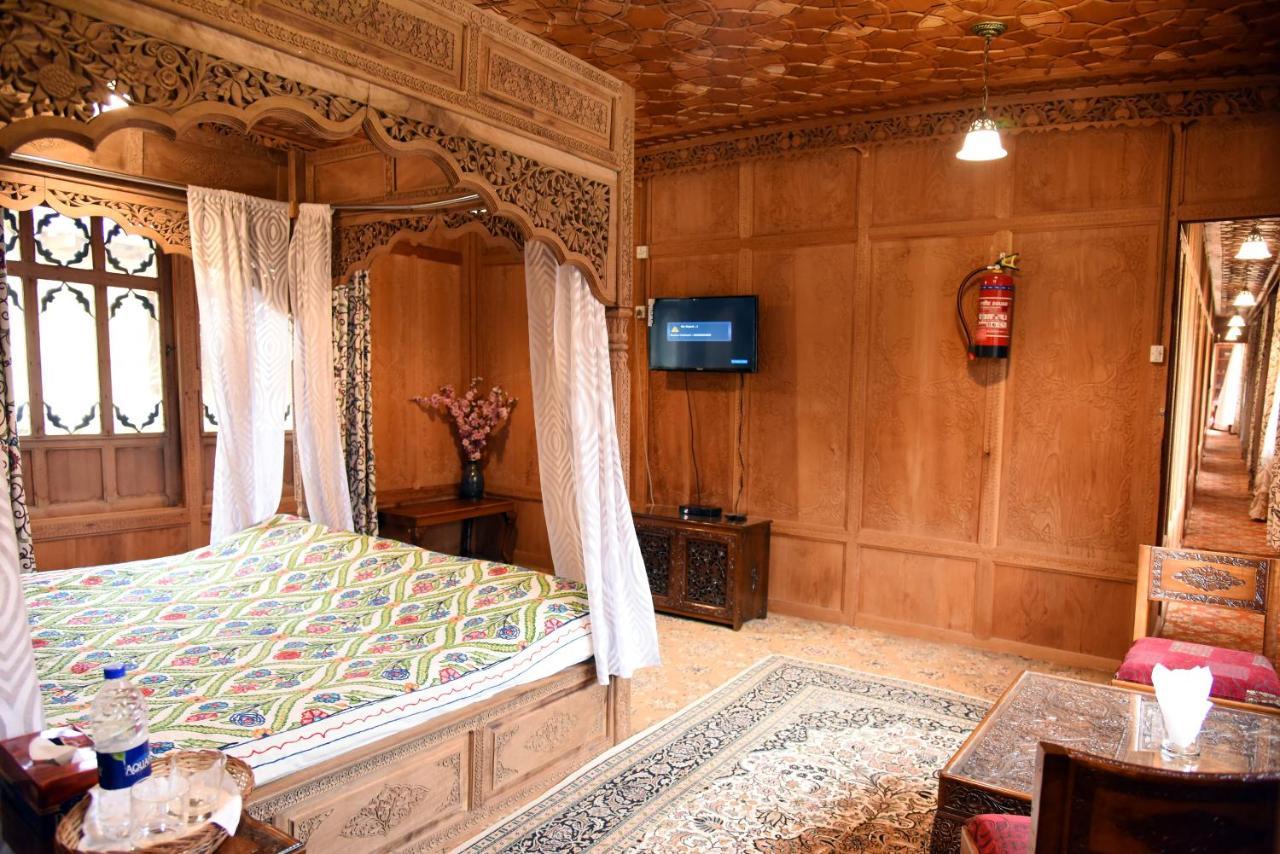 Yadgaar Houseboats Hotel Srinagar  Ngoại thất bức ảnh