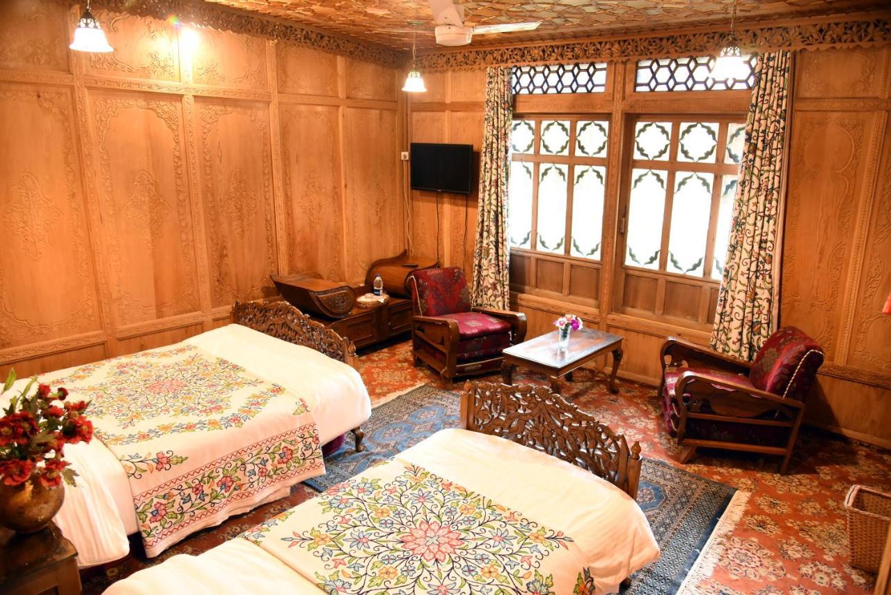 Yadgaar Houseboats Hotel Srinagar  Ngoại thất bức ảnh