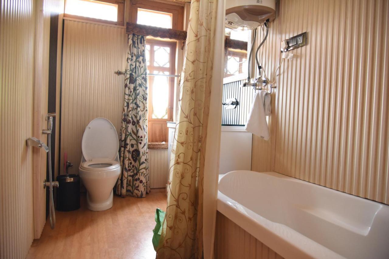 Yadgaar Houseboats Hotel Srinagar  Ngoại thất bức ảnh